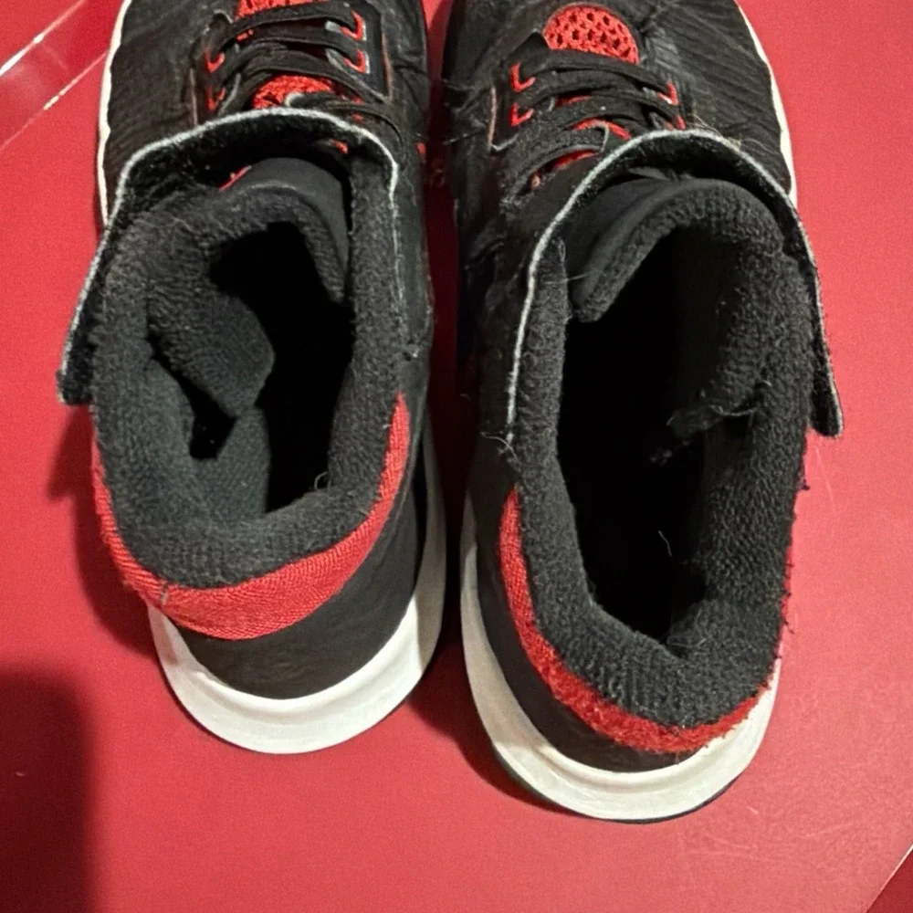 Nike Boys Kyrie Flytrap 4 Black With Red Basketball Shoes Sneaker Sz 2.5 Y